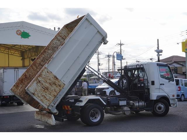 ファイター ４トン　アームロール　新明和　３．６５ｔ積　ツインシリンダー　ベッドレス　積載３６５０ｋｇ　キャブバックステップ　コンテナ付　網工具入れ　坂道発進補助　ＥＴＣ　６速ＭＴ（25枚目）