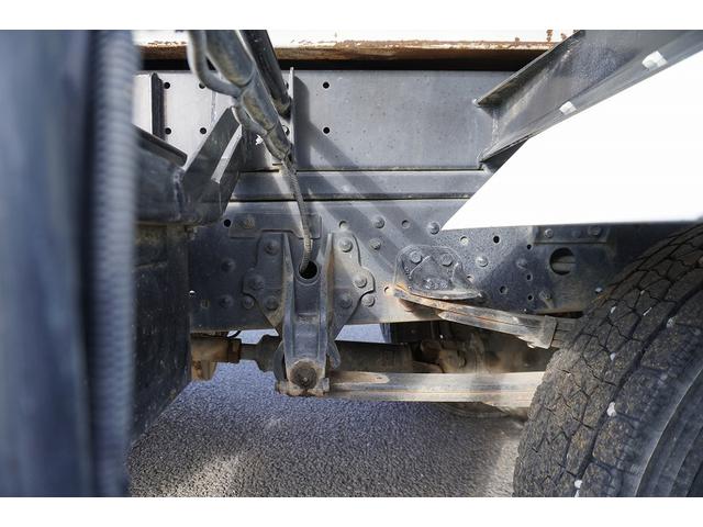 ファイター ４トン　アームロール　新明和　３．６５ｔ積　ツインシリンダー　ベッドレス　積載３６５０ｋｇ　キャブバックステップ　コンテナ付　網工具入れ　坂道発進補助　ＥＴＣ　６速ＭＴ（26枚目）