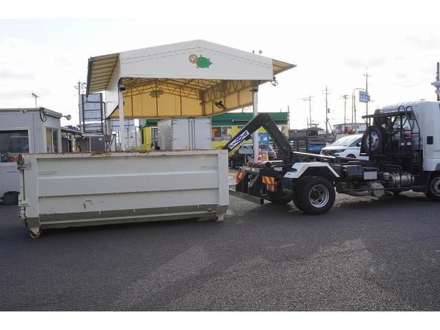 ファイター ４トン　アームロール　新明和　３．６５ｔ積　ツインシリンダー　ベッドレス　積載３６５０ｋｇ　キャブバックステップ　コンテナ付　網工具入れ　坂道発進補助　ＥＴＣ　６速ＭＴ（30枚目）