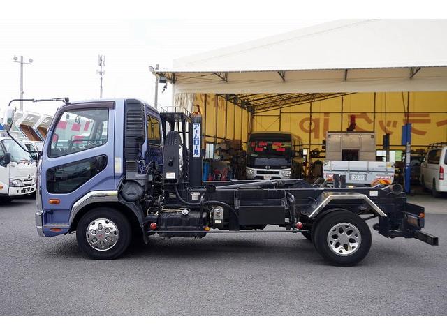 ファイター ４トン　アームロール　新明和　３．６トン積　ツインシリンダー　ベッドレス　積載３６００ｋｇ　キャブバックステップ　網工具入れ　バックカメラ　ＥＴＣ　坂道発進補助　メッキ　６ＭＴ（4枚目）