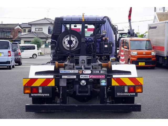 ファイター ４トン　アームロール　新明和　３．６トン積　ツインシリンダー　ベッドレス　積載３６００ｋｇ　キャブバックステップ　網工具入れ　バックカメラ　ＥＴＣ　坂道発進補助　メッキ　６ＭＴ（5枚目）