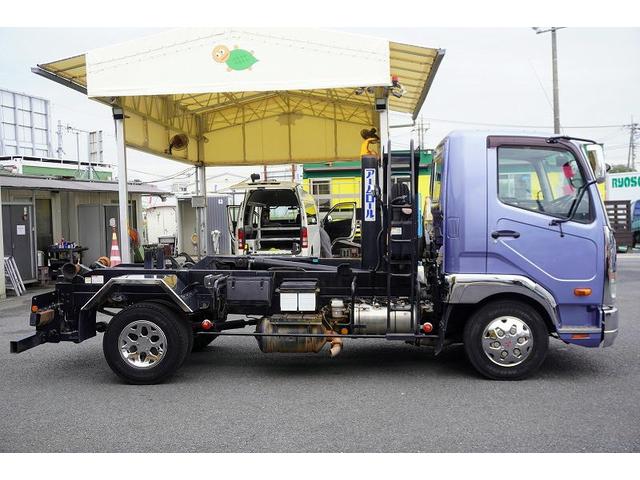 ファイター ４トン　アームロール　新明和　３．６トン積　ツインシリンダー　ベッドレス　積載３６００ｋｇ　キャブバックステップ　網工具入れ　バックカメラ　ＥＴＣ　坂道発進補助　メッキ　６ＭＴ（6枚目）