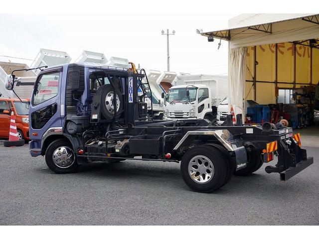ファイター ４トン　アームロール　新明和　３．６トン積　ツインシリンダー　ベッドレス　積載３６００ｋｇ　キャブバックステップ　網工具入れ　バックカメラ　ＥＴＣ　坂道発進補助　メッキ　６ＭＴ（7枚目）