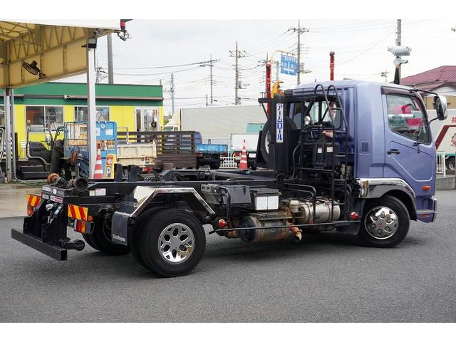 ファイター ４トン　アームロール　新明和　３．６トン積　ツインシリンダー　ベッドレス　積載３６００ｋｇ　キャブバックステップ　網工具入れ　バックカメラ　ＥＴＣ　坂道発進補助　メッキ　６ＭＴ（8枚目）