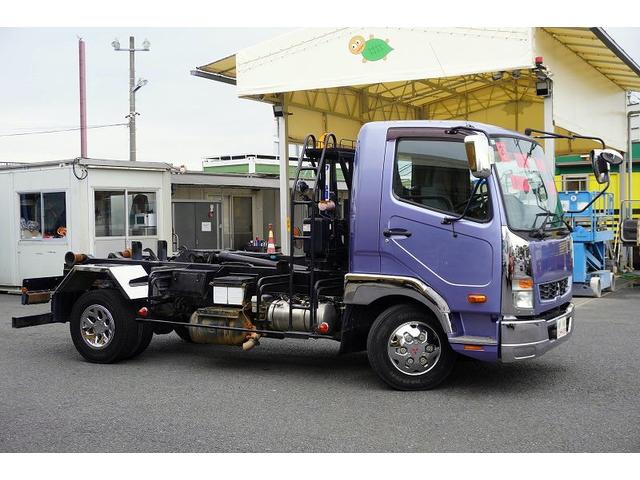 ファイター ４トン　アームロール　新明和　３．６トン積　ツインシリンダー　ベッドレス　積載３６００ｋｇ　キャブバックステップ　網工具入れ　バックカメラ　ＥＴＣ　坂道発進補助　メッキ　６ＭＴ（9枚目）