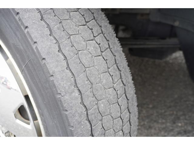 ファイター ４トン　アームロール　新明和　３．６トン積　ツインシリンダー　ベッドレス　積載３６００ｋｇ　キャブバックステップ　網工具入れ　バックカメラ　ＥＴＣ　坂道発進補助　メッキ　６ＭＴ（10枚目）