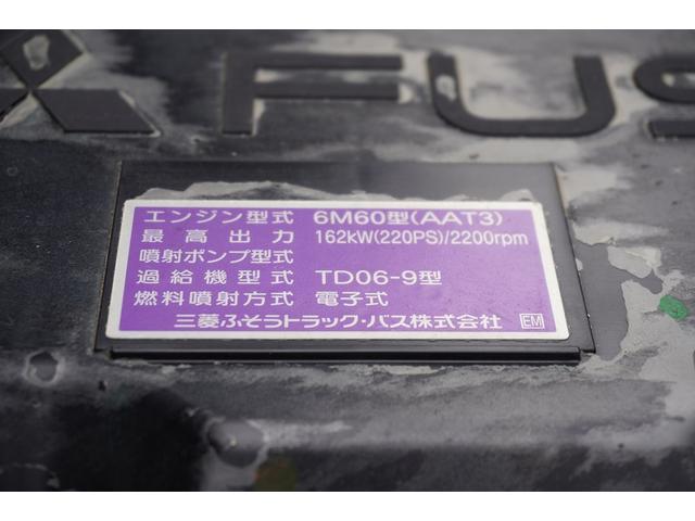 ファイター ４トン　アームロール　新明和　３．６トン積　ツインシリンダー　ベッドレス　積載３６００ｋｇ　キャブバックステップ　網工具入れ　バックカメラ　ＥＴＣ　坂道発進補助　メッキ　６ＭＴ（16枚目）