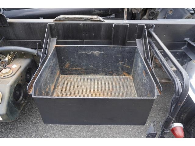 ファイター ４トン　アームロール　新明和　３．６トン積　ツインシリンダー　ベッドレス　積載３６００ｋｇ　キャブバックステップ　網工具入れ　バックカメラ　ＥＴＣ　坂道発進補助　メッキ　６ＭＴ（21枚目）