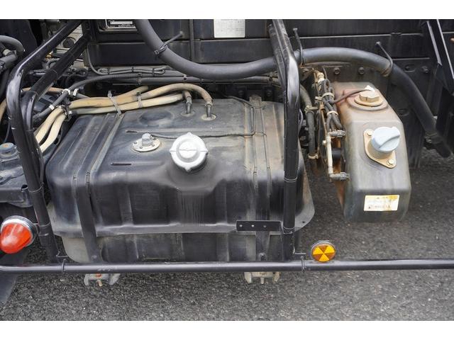 ファイター ４トン　アームロール　新明和　３．６トン積　ツインシリンダー　ベッドレス　積載３６００ｋｇ　キャブバックステップ　網工具入れ　バックカメラ　ＥＴＣ　坂道発進補助　メッキ　６ＭＴ（32枚目）