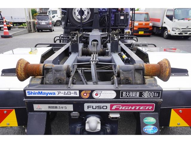 ファイター ４トン　アームロール　新明和　３．６トン積　ツインシリンダー　ベッドレス　積載３６００ｋｇ　キャブバックステップ　網工具入れ　バックカメラ　ＥＴＣ　坂道発進補助　メッキ　６ＭＴ（33枚目）