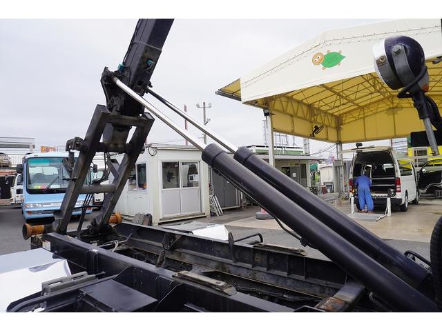 ファイター ４トン　アームロール　新明和　３．６トン積　ツインシリンダー　ベッドレス　積載３６００ｋｇ　キャブバックステップ　網工具入れ　バックカメラ　ＥＴＣ　坂道発進補助　メッキ　６ＭＴ（34枚目）
