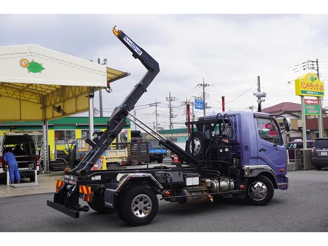 ファイター ４トン　アームロール　新明和　３．６トン積　ツインシリンダー　ベッドレス　積載３６００ｋｇ　キャブバックステップ　網工具入れ　バックカメラ　ＥＴＣ　坂道発進補助　メッキ　６ＭＴ（36枚目）