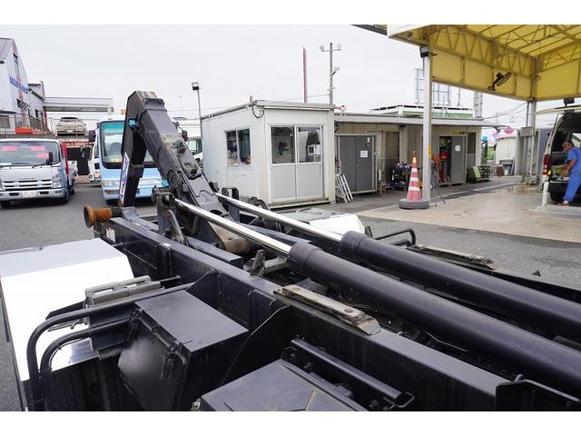 ファイター ４トン　アームロール　新明和　３．６トン積　ツインシリンダー　ベッドレス　積載３６００ｋｇ　キャブバックステップ　網工具入れ　バックカメラ　ＥＴＣ　坂道発進補助　メッキ　６ＭＴ（37枚目）
