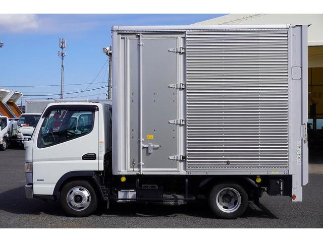 キャンター １０尺　アルミバン　２トン　サイドドア　跳上垂直パワーゲート　積載１９５０ｋｇ　高箱　ラッシング２段　バックカメラ　ＥＴＣ　左電格ミラー　フォグランプ　衝突軽減ブレーキ　メッキ　全低床　標準幅　ショート　車両総重量４９７５ｋｇ　リフト（5枚目）