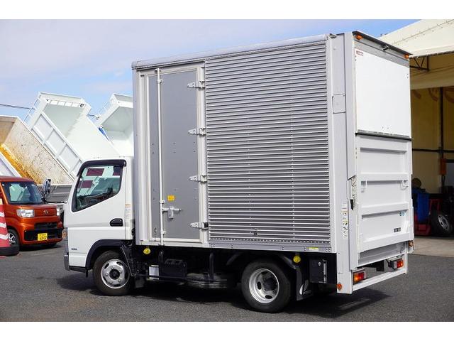 キャンター １０尺　アルミバン　２トン　サイドドア　跳上垂直パワーゲート　積載１９５０ｋｇ　高箱　ラッシング２段　バックカメラ　ＥＴＣ　左電格ミラー　フォグランプ　衝突軽減ブレーキ　メッキ　全低床　標準幅　ショート　車両総重量４９７５ｋｇ　リフト（6枚目）