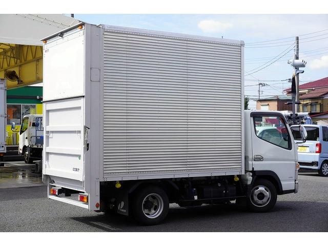 キャンター １０尺　アルミバン　２トン　サイドドア　跳上垂直パワーゲート　積載１９５０ｋｇ　高箱　ラッシング２段　バックカメラ　ＥＴＣ　左電格ミラー　フォグランプ　衝突軽減ブレーキ　メッキ　全低床　標準幅　ショート　車両総重量４９７５ｋｇ　リフト（10枚目）