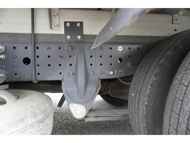 キャンター １０尺　アルミバン　２トン　サイドドア　跳上垂直パワーゲート　積載１９５０ｋｇ　高箱　ラッシング２段　バックカメラ　ＥＴＣ　左電格ミラー　フォグランプ　衝突軽減ブレーキ　メッキ　全低床　標準幅　ショート　車両総重量４９７５ｋｇ　リフト（19枚目）