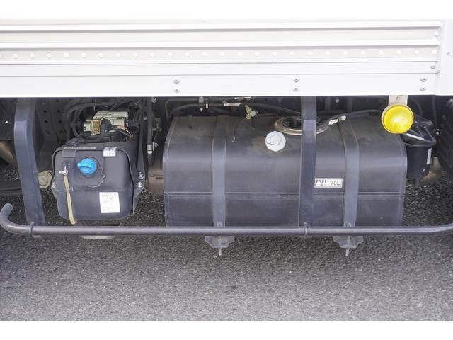 キャンター １０尺　アルミバン　２トン　サイドドア　跳上垂直パワーゲート　積載１９５０ｋｇ　高箱　ラッシング２段　バックカメラ　ＥＴＣ　左電格ミラー　フォグランプ　衝突軽減ブレーキ　メッキ　全低床　標準幅　ショート　車両総重量４９７５ｋｇ　リフト（31枚目）