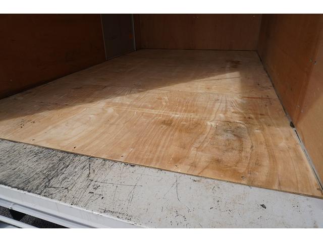 キャンター １０尺　アルミバン　２トン　サイドドア　跳上垂直パワーゲート　積載１９５０ｋｇ　高箱　ラッシング２段　バックカメラ　ＥＴＣ　左電格ミラー　フォグランプ　衝突軽減ブレーキ　メッキ　全低床　標準幅　ショート　車両総重量４９７５ｋｇ　リフト（35枚目）