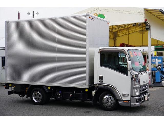 エルフトラック セミロング　アルミバン　２トン　跳上パワーゲート　高箱　ＭＴ　標準幅　積載１６５０ｋｇ　ラッシング２段　バックカメラ　ナビ　ＥＴＣ　左電格ミラー　坂道発進補助　フォグランプ　衝突軽減ブレーキ　車線逸脱警報　北村製　メッキ　５速ＭＴ　車両総重量４９７５ｋｇ　リフト（4枚目）