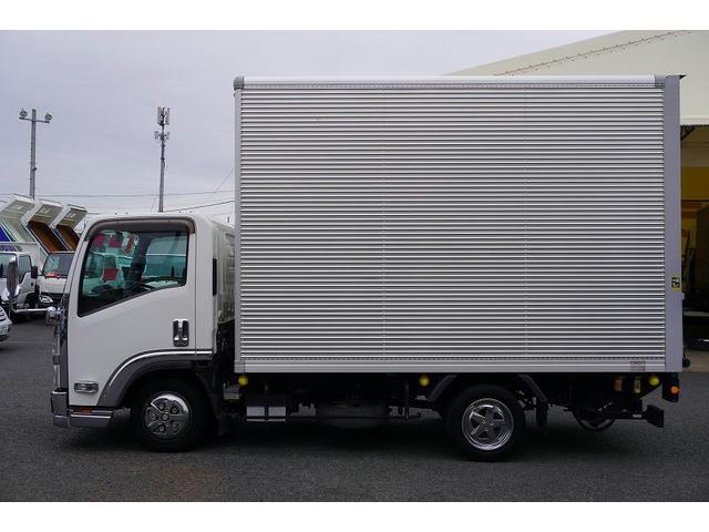エルフトラック セミロング　アルミバン　２トン　跳上パワーゲート　高箱　ＭＴ　標準幅　積載１６５０ｋｇ　ラッシング２段　バックカメラ　ナビ　ＥＴＣ　左電格ミラー　坂道発進補助　フォグランプ　衝突軽減ブレーキ　車線逸脱警報　北村製　メッキ　５速ＭＴ　車両総重量４９７５ｋｇ　リフト（5枚目）