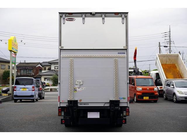 エルフトラック セミロング　アルミバン　２トン　跳上パワーゲート　高箱　ＭＴ　標準幅　積載１６５０ｋｇ　ラッシング２段　バックカメラ　ナビ　ＥＴＣ　左電格ミラー　坂道発進補助　フォグランプ　衝突軽減ブレーキ　車線逸脱警報　北村製　メッキ　５速ＭＴ　車両総重量４９７５ｋｇ　リフト（6枚目）