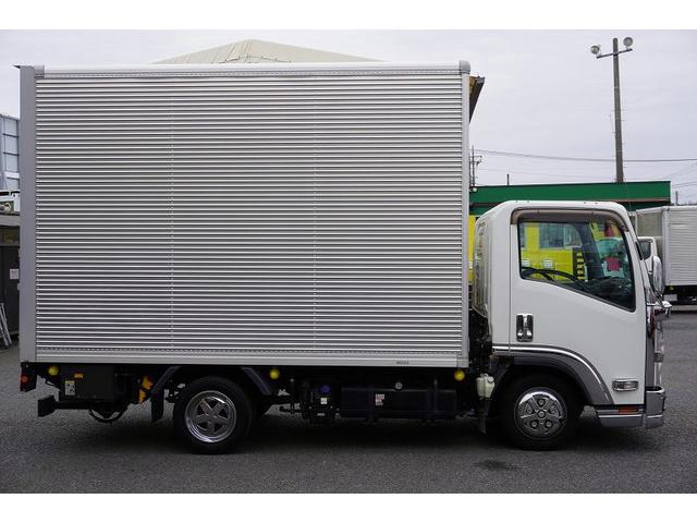 エルフトラック セミロング　アルミバン　２トン　跳上パワーゲート　高箱　ＭＴ　標準幅　積載１６５０ｋｇ　ラッシング２段　バックカメラ　ナビ　ＥＴＣ　左電格ミラー　坂道発進補助　フォグランプ　衝突軽減ブレーキ　車線逸脱警報　北村製　メッキ　５速ＭＴ　車両総重量４９７５ｋｇ　リフト（7枚目）