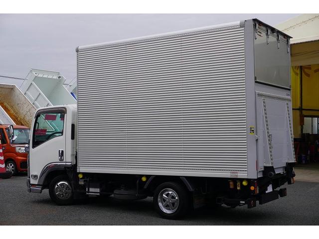 エルフトラック セミロング　アルミバン　２トン　跳上パワーゲート　高箱　ＭＴ　標準幅　積載１６５０ｋｇ　ラッシング２段　バックカメラ　ナビ　ＥＴＣ　左電格ミラー　坂道発進補助　フォグランプ　衝突軽減ブレーキ　車線逸脱警報　北村製　メッキ　５速ＭＴ　車両総重量４９７５ｋｇ　リフト（8枚目）
