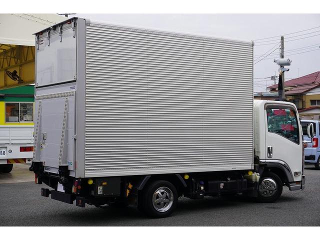 エルフトラック セミロング　アルミバン　２トン　跳上パワーゲート　高箱　ＭＴ　標準幅　積載１６５０ｋｇ　ラッシング２段　バックカメラ　ナビ　ＥＴＣ　左電格ミラー　坂道発進補助　フォグランプ　衝突軽減ブレーキ　車線逸脱警報　北村製　メッキ　５速ＭＴ　車両総重量４９７５ｋｇ　リフト（9枚目）