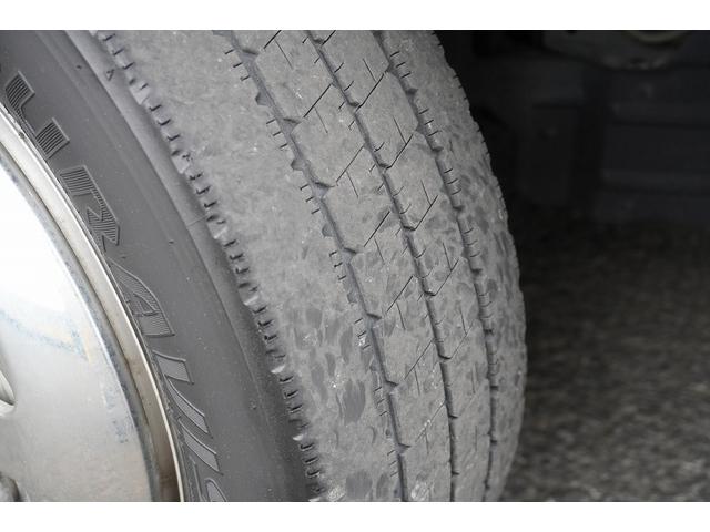 エルフトラック セミロング　アルミバン　２トン　跳上パワーゲート　高箱　ＭＴ　標準幅　積載１６５０ｋｇ　ラッシング２段　バックカメラ　ナビ　ＥＴＣ　左電格ミラー　坂道発進補助　フォグランプ　衝突軽減ブレーキ　車線逸脱警報　北村製　メッキ　５速ＭＴ　車両総重量４９７５ｋｇ　リフト（11枚目）