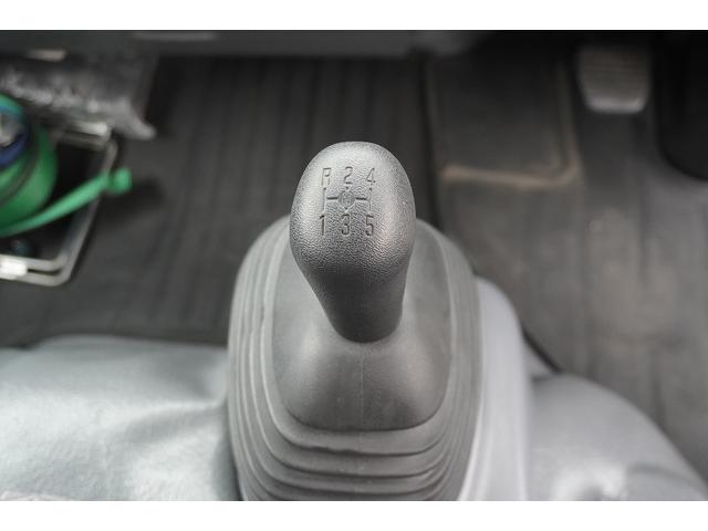エルフトラック セミロング　アルミバン　２トン　跳上パワーゲート　高箱　ＭＴ　標準幅　積載１６５０ｋｇ　ラッシング２段　バックカメラ　ナビ　ＥＴＣ　左電格ミラー　坂道発進補助　フォグランプ　衝突軽減ブレーキ　車線逸脱警報　北村製　メッキ　５速ＭＴ　車両総重量４９７５ｋｇ　リフト（16枚目）