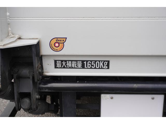 エルフトラック セミロング　アルミバン　２トン　跳上パワーゲート　高箱　ＭＴ　標準幅　積載１６５０ｋｇ　ラッシング２段　バックカメラ　ナビ　ＥＴＣ　左電格ミラー　坂道発進補助　フォグランプ　衝突軽減ブレーキ　車線逸脱警報　北村製　メッキ　５速ＭＴ　車両総重量４９７５ｋｇ　リフト（18枚目）