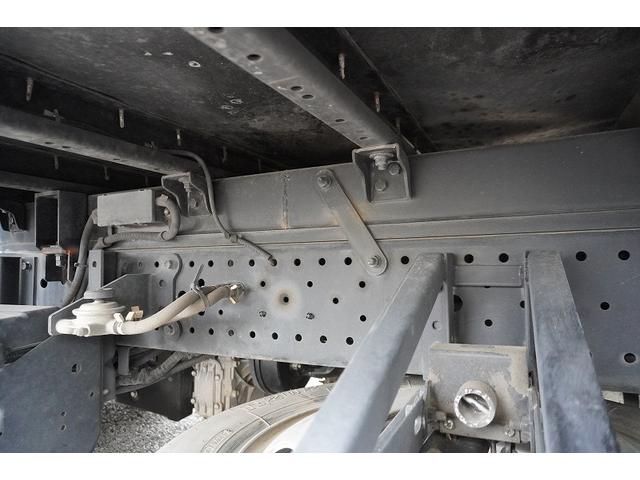 エルフトラック セミロング　アルミバン　２トン　跳上パワーゲート　高箱　ＭＴ　標準幅　積載１６５０ｋｇ　ラッシング２段　バックカメラ　ナビ　ＥＴＣ　左電格ミラー　坂道発進補助　フォグランプ　衝突軽減ブレーキ　車線逸脱警報　北村製　メッキ　５速ＭＴ　車両総重量４９７５ｋｇ　リフト（22枚目）
