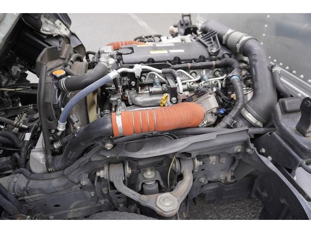 エルフトラック セミロング　アルミバン　２トン　跳上パワーゲート　高箱　ＭＴ　標準幅　積載１６５０ｋｇ　ラッシング２段　バックカメラ　ナビ　ＥＴＣ　左電格ミラー　坂道発進補助　フォグランプ　衝突軽減ブレーキ　車線逸脱警報　北村製　メッキ　５速ＭＴ　車両総重量４９７５ｋｇ　リフト（24枚目）