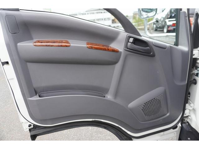 エルフトラック セミロング　アルミバン　２トン　跳上パワーゲート　高箱　ＭＴ　標準幅　積載１６５０ｋｇ　ラッシング２段　バックカメラ　ナビ　ＥＴＣ　左電格ミラー　坂道発進補助　フォグランプ　衝突軽減ブレーキ　車線逸脱警報　北村製　メッキ　５速ＭＴ　車両総重量４９７５ｋｇ　リフト（33枚目）