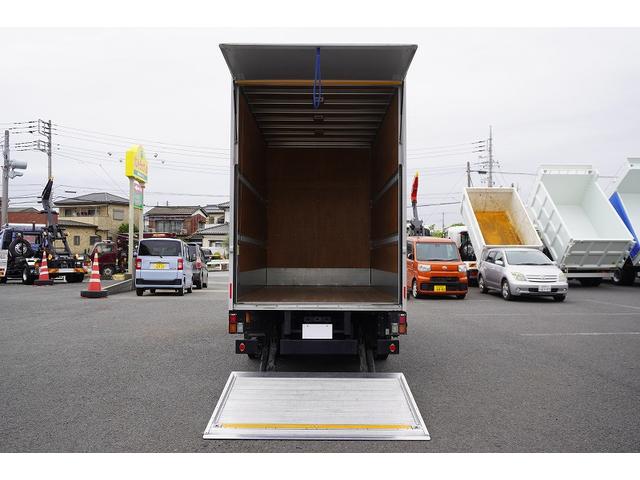 エルフトラック セミロング　アルミバン　２トン　跳上パワーゲート　高箱　ＭＴ　標準幅　積載１６５０ｋｇ　ラッシング２段　バックカメラ　ナビ　ＥＴＣ　左電格ミラー　坂道発進補助　フォグランプ　衝突軽減ブレーキ　車線逸脱警報　北村製　メッキ　５速ＭＴ　車両総重量４９７５ｋｇ　リフト（34枚目）
