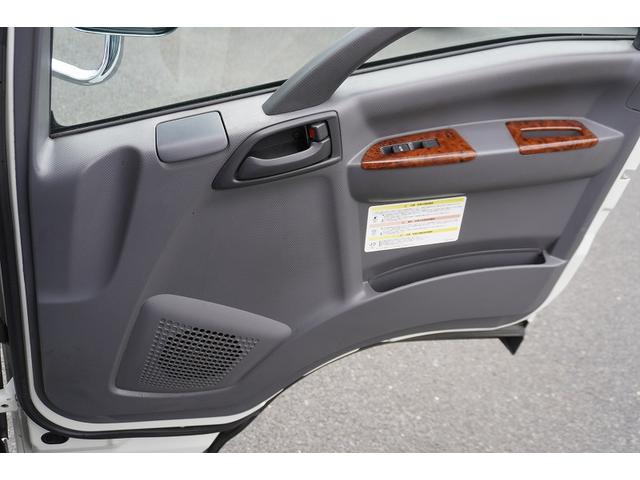 エルフトラック セミロング　アルミバン　２トン　跳上パワーゲート　高箱　ＭＴ　標準幅　積載１６５０ｋｇ　ラッシング２段　バックカメラ　ナビ　ＥＴＣ　左電格ミラー　坂道発進補助　フォグランプ　衝突軽減ブレーキ　車線逸脱警報　北村製　メッキ　５速ＭＴ　車両総重量４９７５ｋｇ　リフト（37枚目）