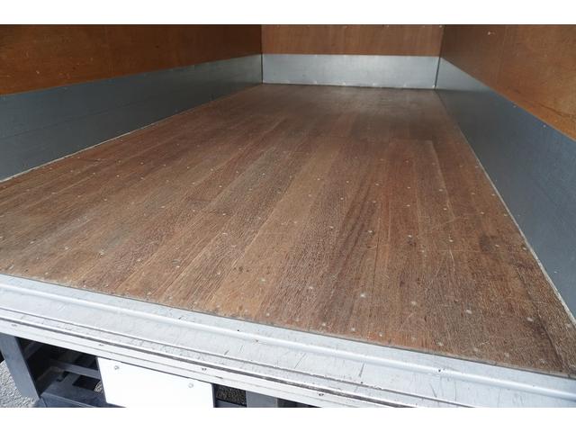 エルフトラック セミロング　アルミバン　２トン　跳上パワーゲート　高箱　ＭＴ　標準幅　積載１６５０ｋｇ　ラッシング２段　バックカメラ　ナビ　ＥＴＣ　左電格ミラー　坂道発進補助　フォグランプ　衝突軽減ブレーキ　車線逸脱警報　北村製　メッキ　５速ＭＴ　車両総重量４９７５ｋｇ　リフト（39枚目）