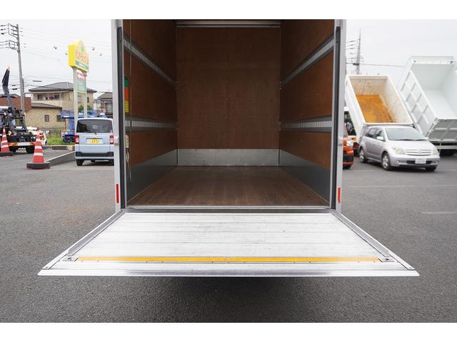 エルフトラック セミロング　アルミバン　２トン　跳上パワーゲート　高箱　ＭＴ　標準幅　積載１６５０ｋｇ　ラッシング２段　バックカメラ　ナビ　ＥＴＣ　左電格ミラー　坂道発進補助　フォグランプ　衝突軽減ブレーキ　車線逸脱警報　北村製　メッキ　５速ＭＴ　車両総重量４９７５ｋｇ　リフト（41枚目）