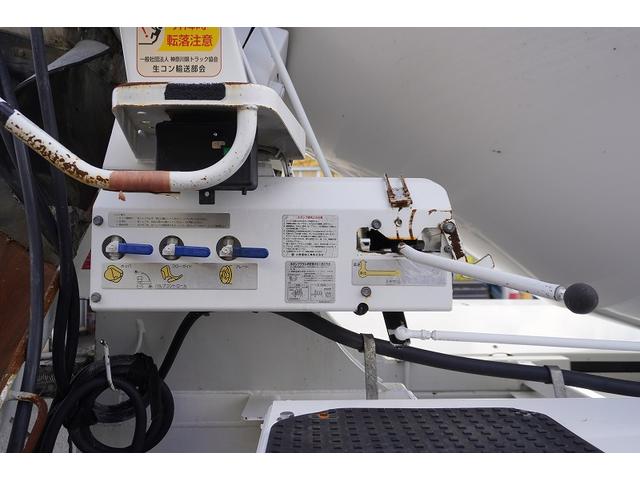 ファイター ミキサー車 カヤバ製 11.5トン積 ドラム容量9.8立米 大型 3軸 ベッド付 積載11500kg 電動ホッパーカバー 水タンク 自動洗浄 混合容量5.0立米 アルミホイール 坂道発進補助 ミラーヒーター ETC 6速MT(31枚目)
