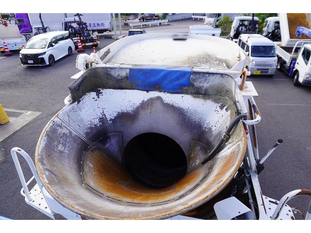 ファイター ミキサー車 カヤバ製 11.5トン積 ドラム容量9.8立米 大型 3軸 ベッド付 積載11500kg 電動ホッパーカバー 水タンク 自動洗浄 混合容量5.0立米 アルミホイール 坂道発進補助 ミラーヒーター ETC 6速MT(32枚目)