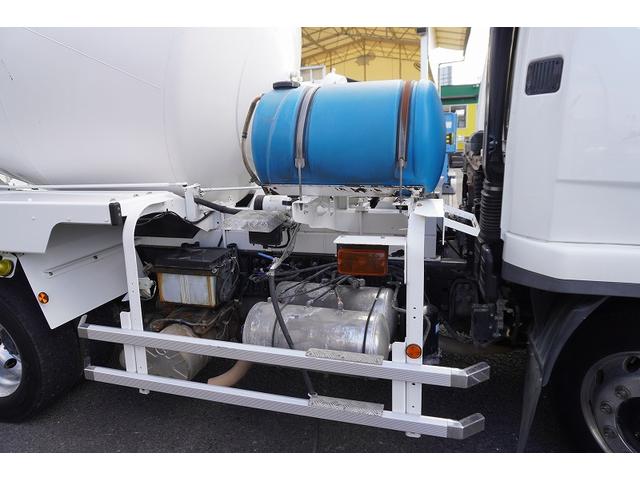 ファイター ミキサー車 カヤバ製 11.5トン積 ドラム容量9.8立米 大型 3軸 ベッド付 積載11500kg 電動ホッパーカバー 水タンク 自動洗浄 混合容量5.0立米 アルミホイール 坂道発進補助 ミラーヒーター ETC 6速MT(33枚目)