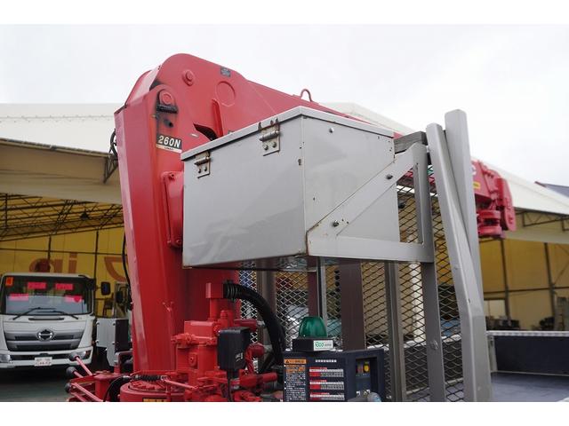 キャンター カスタム ロング 4段クレーン ラジコン 2.63t吊 2t 標準幅 積載2000kg 古河ユニック製 フックイン セイコーラック 鳥居工具箱 鳥居上部金網張り アオリ上部プロテクター付 左電格ミラー バックカメラ ETC フォグランプ カゴ 5速MT 2トン(21枚目)