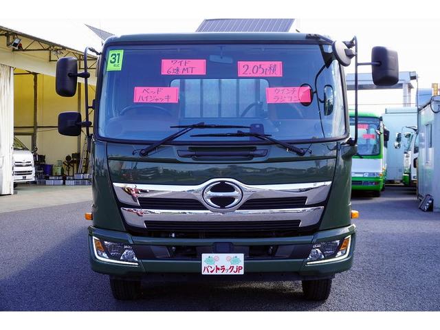 ヒノレンジャー 4トン ワイド ベッド付 重機運搬車 ウインチ ラジコン タダノ製ハイジャッキ 造りボディー 積載2050kg アユミ板掛け アルミブロック 鳥居シマ板張り 作業灯 坂道発進補助 衝突軽減ブレーキ 車線逸脱警報 6速MT セルフローダー 回送 寝台 ETC(4枚目)