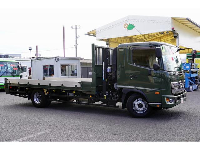 ヒノレンジャー 4トン ワイド ベッド付 重機運搬車 ウインチ ラジコン タダノ製ハイジャッキ 造りボディー 積載2050kg アユミ板掛け アルミブロック 鳥居シマ板張り 作業灯 坂道発進補助 衝突軽減ブレーキ 車線逸脱警報 6速MT セルフローダー 回送 寝台 ETC(10枚目)