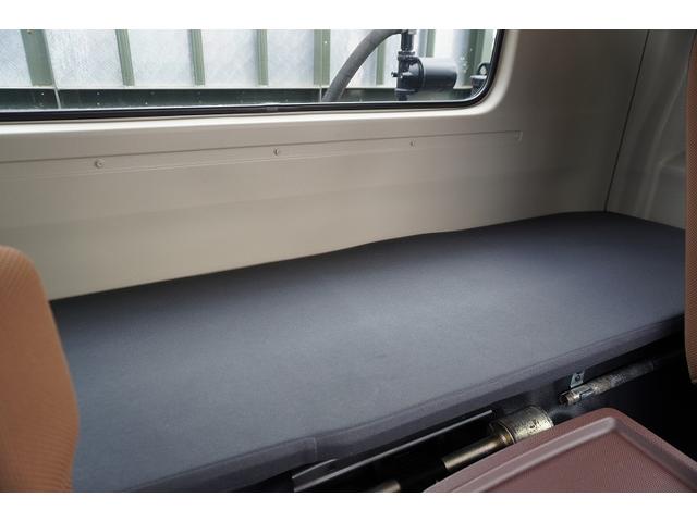 ヒノレンジャー 4トン ワイド ベッド付 重機運搬車 ウインチ ラジコン タダノ製ハイジャッキ 造りボディー 積載2050kg アユミ板掛け アルミブロック 鳥居シマ板張り 作業灯 坂道発進補助 衝突軽減ブレーキ 車線逸脱警報 6速MT セルフローダー 回送 寝台 ETC(19枚目)
