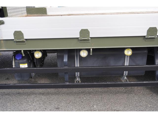 ヒノレンジャー 4トン ワイド ベッド付 重機運搬車 ウインチ ラジコン タダノ製ハイジャッキ 造りボディー 積載2050kg アユミ板掛け アルミブロック 鳥居シマ板張り 作業灯 坂道発進補助 衝突軽減ブレーキ 車線逸脱警報 6速MT セルフローダー 回送 寝台 ETC(31枚目)