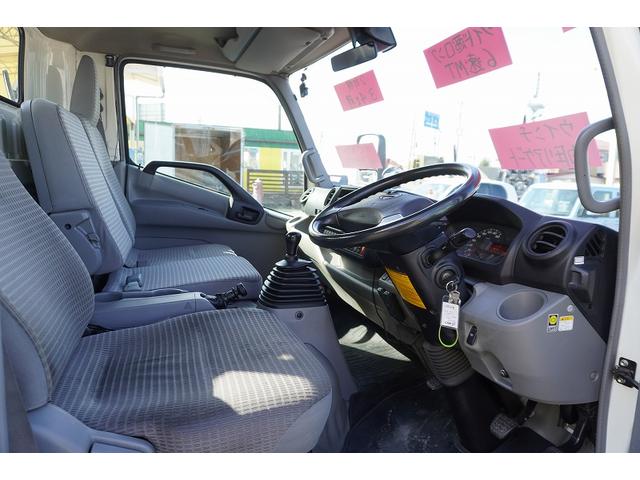 デュトロ キャリアカー 2台積 3.4トン積 ウインチ ラジコン 古河ユニック 積載3400kg 油圧リアゲート バックカメラ ETC ナビ フルセグ 左電格ミラー 坂道発進補助 電動パーキングブレーキ フォグランプ 衝突軽減ブレーキ 車線逸脱警報 6速MT 積載車(27枚目)