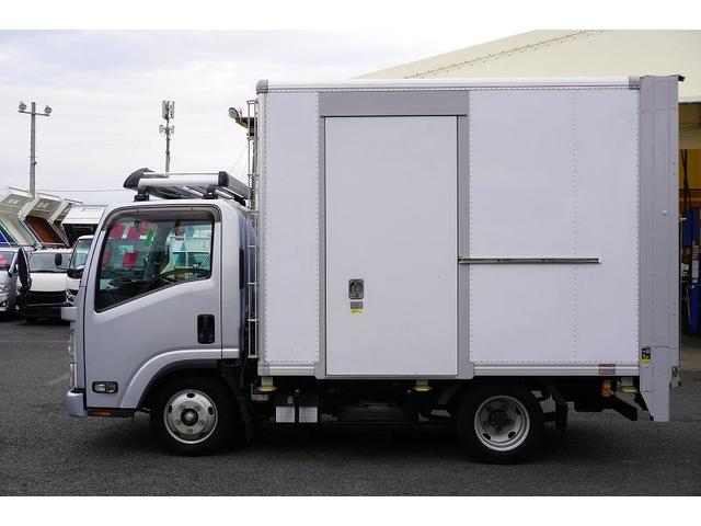 エルフトラック 10尺 パネルバン 2トン サイドドア 跳上垂直パワーゲート 積載2000kg ラッシング4段 床フック 箱ラダー付 ルーフキャリア バックカメラ ETC2.0 ナビ 左電格ミラー フォグランプ 衝突軽減ブレーキ 全低床 AT 標準幅 ショート アルミバン(3枚目)