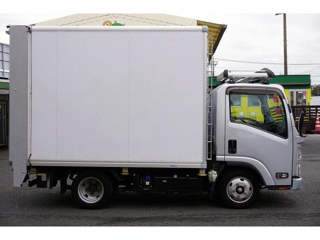 エルフトラック 10尺 パネルバン 2トン サイドドア 跳上垂直パワーゲート 積載2000kg ラッシング4段 床フック 箱ラダー付 ルーフキャリア バックカメラ ETC2.0 ナビ 左電格ミラー フォグランプ 衝突軽減ブレーキ 全低床 AT 標準幅 ショート アルミバン(6枚目)